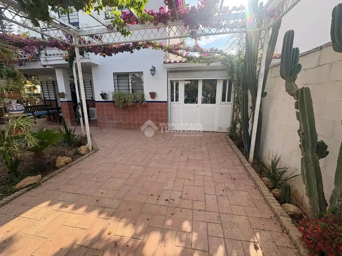 Jardí de Casa adosada en venda en Espartinas amb Aire condicionat, Jardí privat i Terrassa