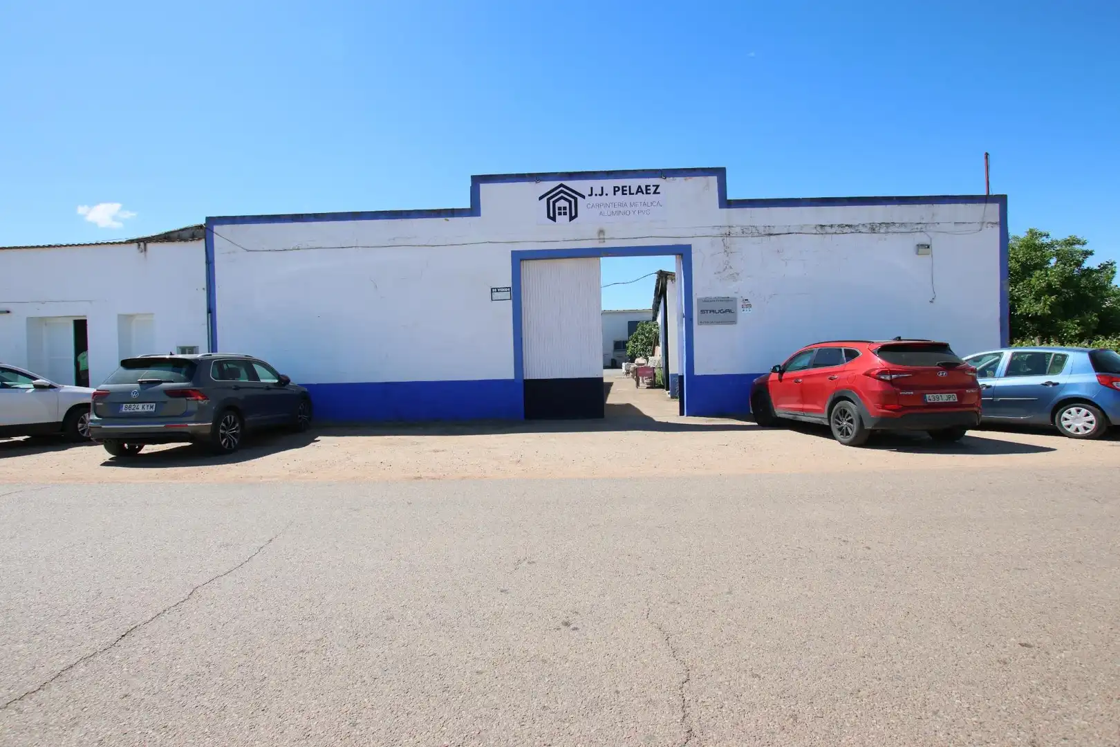 Außenansicht von Fabrikhallen zum Verkauf in Guadiana