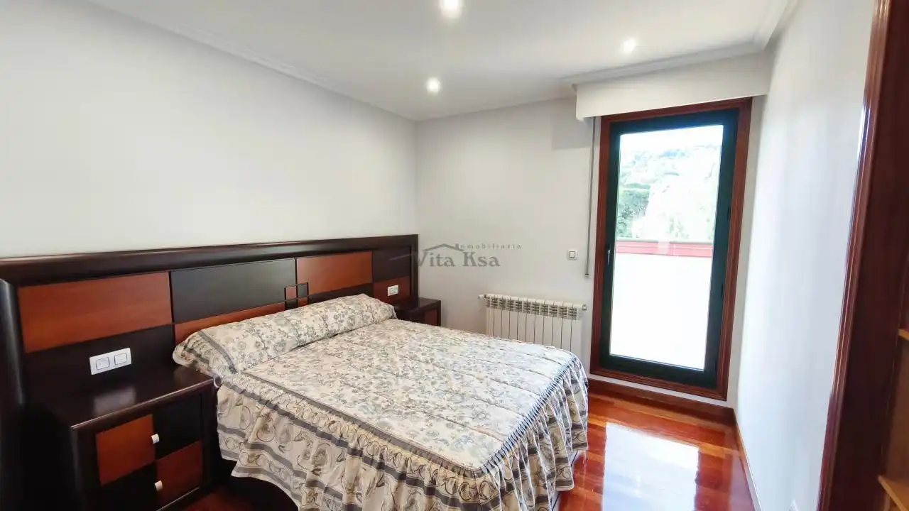 Dormitori de Pis de lloguer en Ourense Capital  amb Calefacció, Parquet i Terrassa