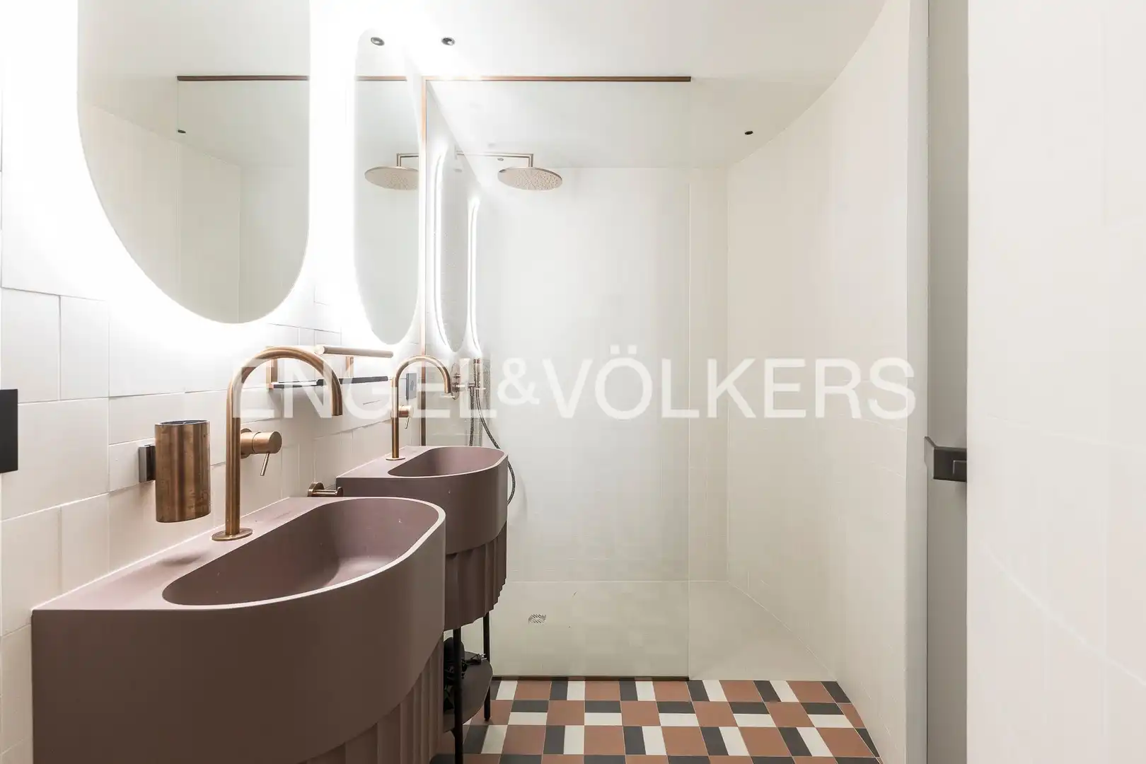 Badezimmer von Wohnung zur Miete in Barcelona mit Klimaanlage, Heizung und Parkett