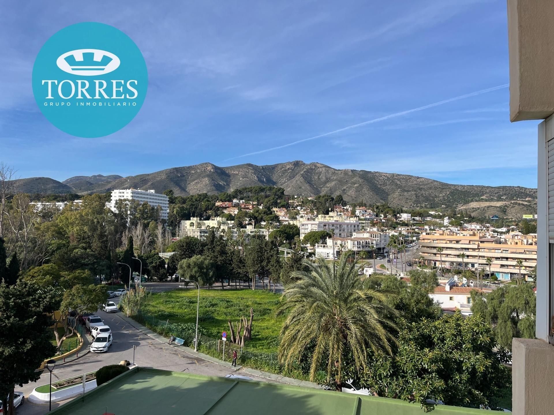 Vista exterior de Estudi en venda en Torremolinos amb Jardí privat, Terrassa i Piscina comunitària