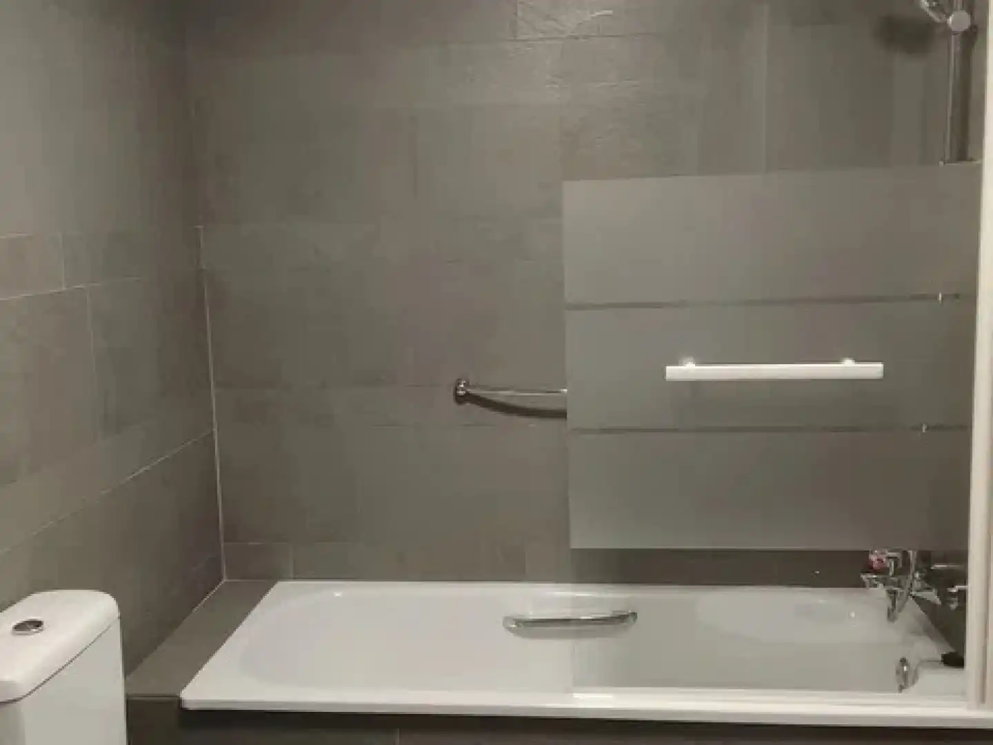 Bany de Pis de lloguer en Málaga amb Aire condicionat, Moblat i Rentadora
