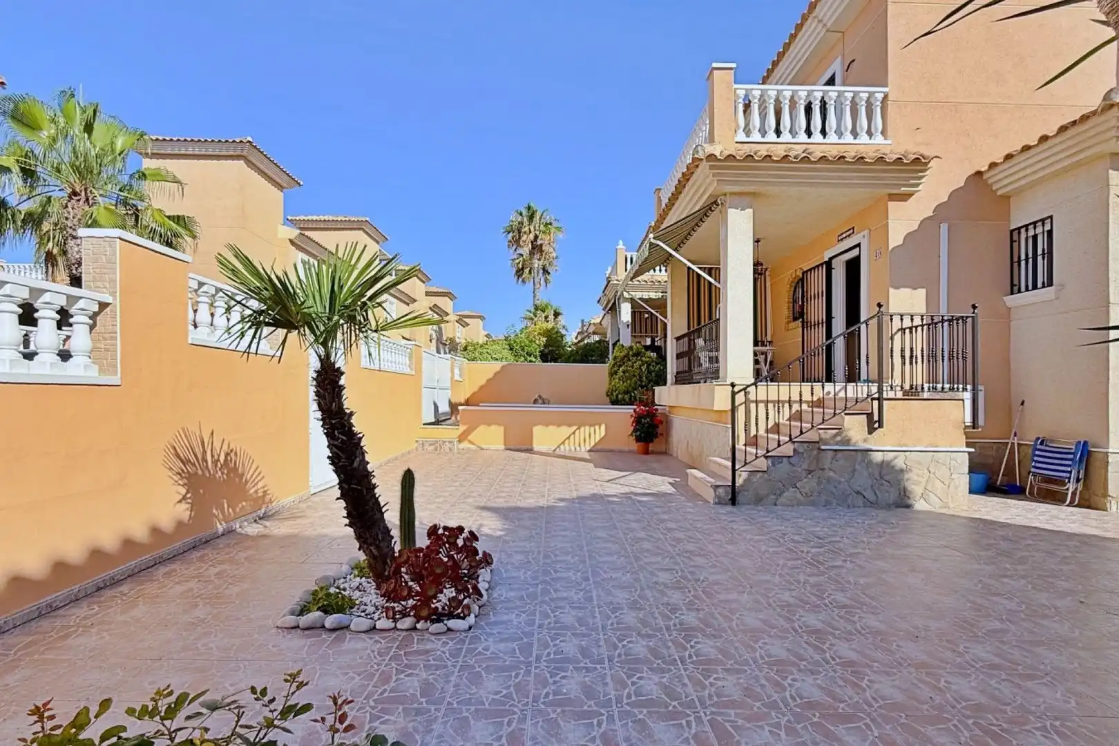 Vista exterior de Casa o xalet en venda en Orihuela amb Calefacció, Jardí privat i Terrassa
