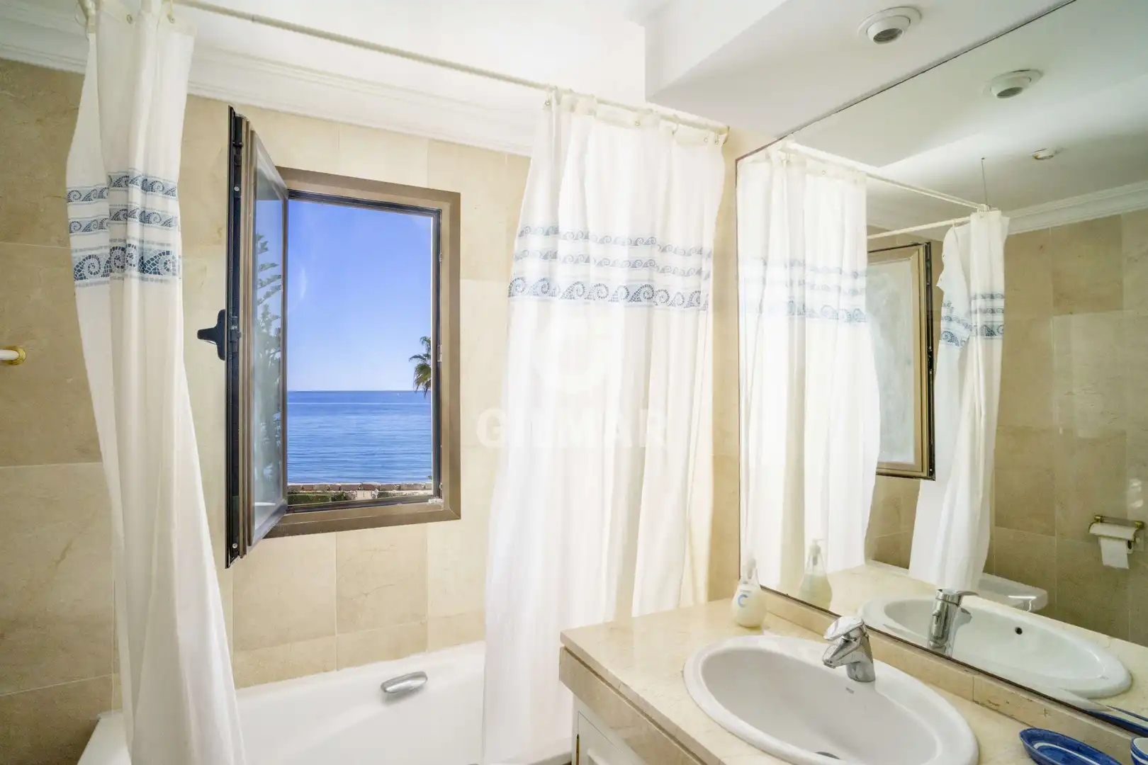 Badezimmer von Einfamilien-Reihenhaus zum Verkauf in Marbella mit Heizung, Privatgarten und Schwimmbad