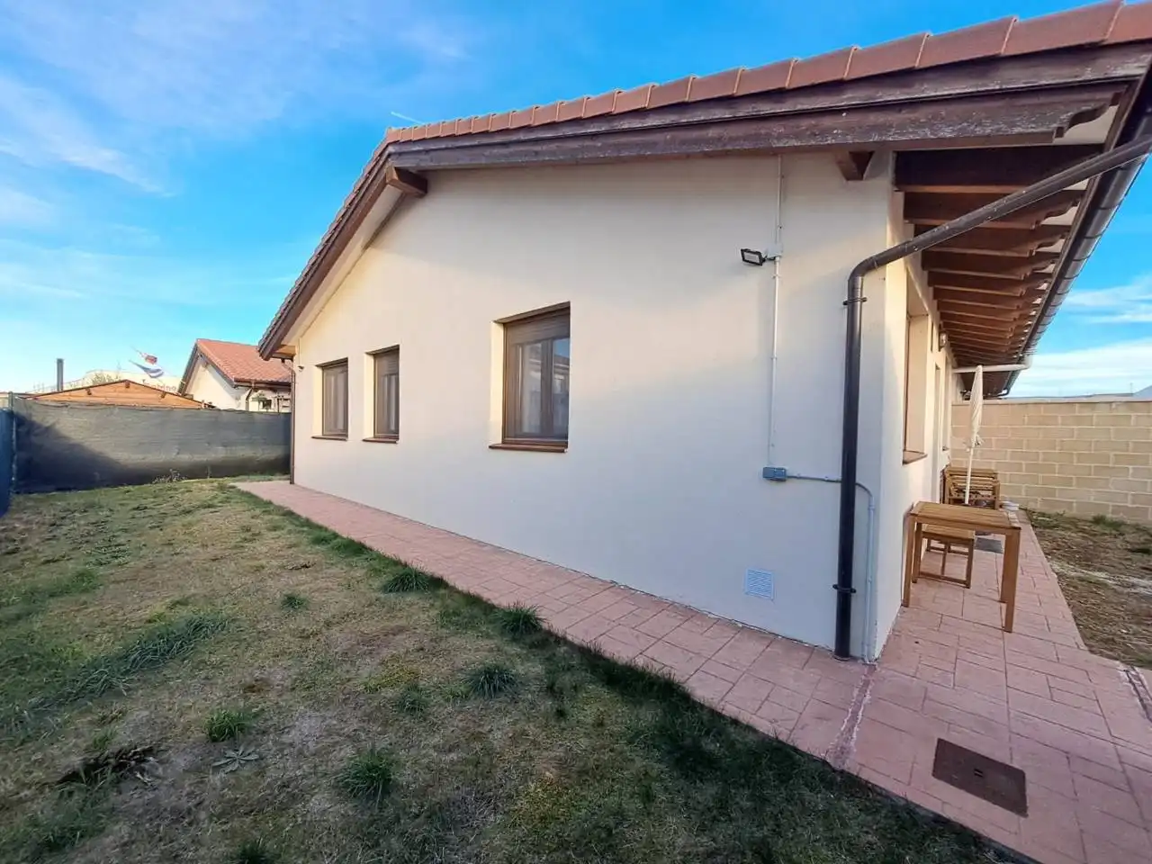 Vista exterior de Casa o xalet en venda en Villalonquéjar