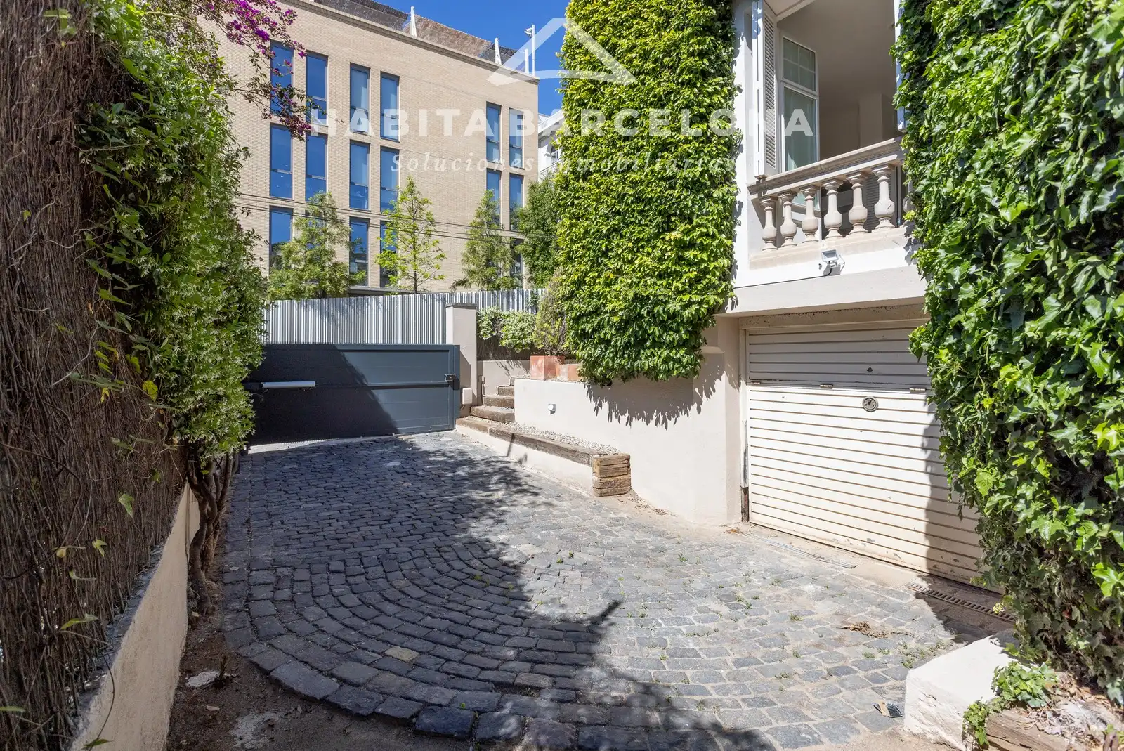 Vista exterior de Casa o xalet de lloguer en Barcelona amb Aire condicionat, Calefacció i Jardí privat