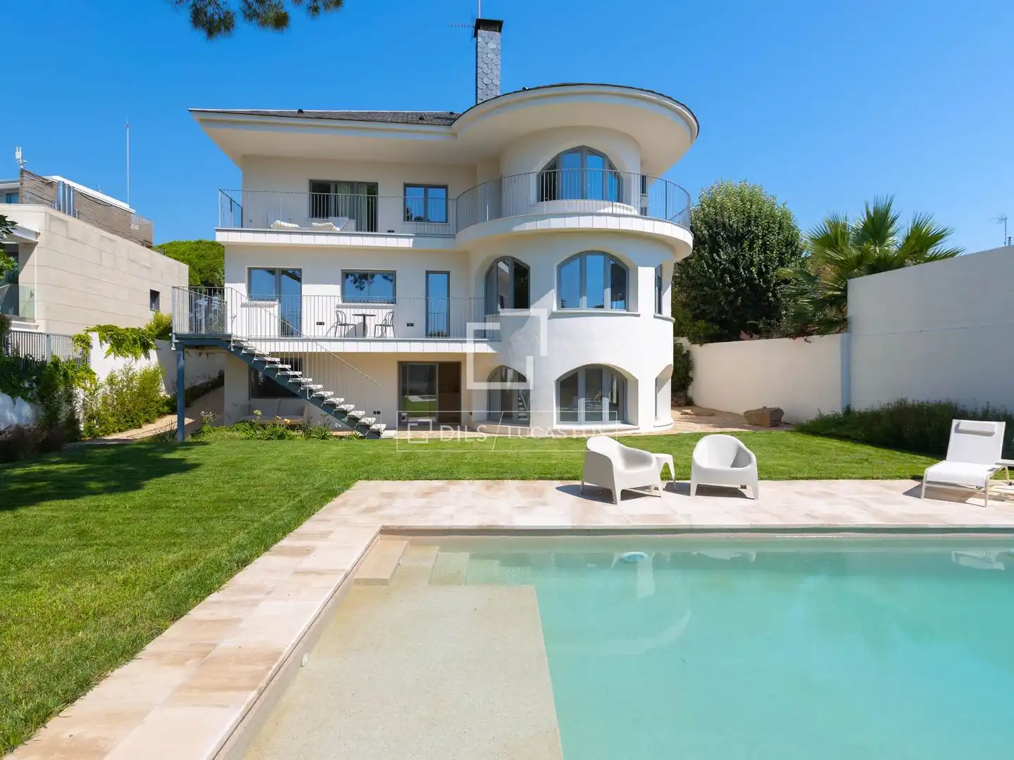 Detached house with pool for sale in Centre
