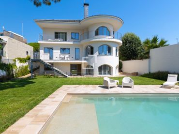 Detached house with pool for sale in Centre