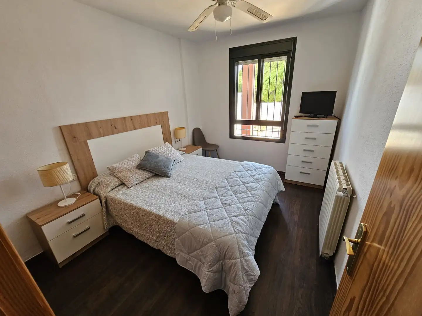 Habitación de Apartamento de alquiler en Chiclana de la Frontera con Aire acondicionado, Amueblado y Horno