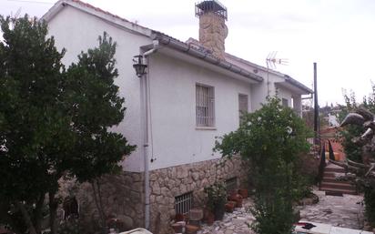 Vista exterior de Casa o xalet en venda en El Casar amb Terrassa i Piscina