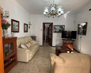 Sala d'estar de Casa adosada en venda en San Juan de Aznalfarache amb Aire condicionat, Jardí privat i Traster