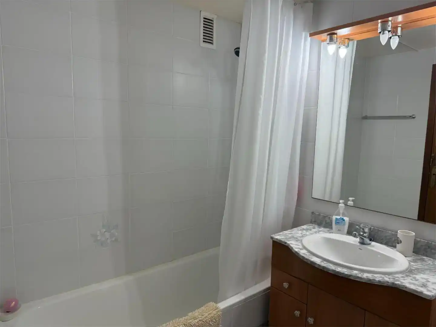 Baño de Piso en venta en Tossa de Mar con Aire acondicionado, Piscina y Amueblado