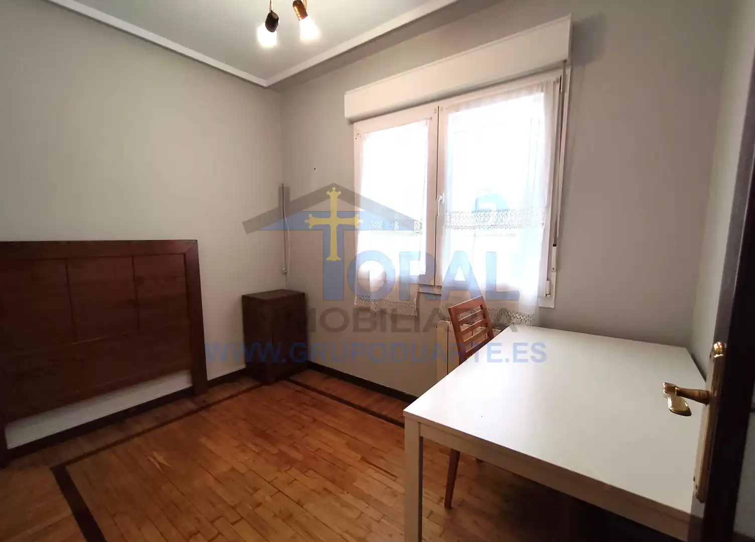 Schlafzimmer von Wohnung zur Miete in Gijón  mit Heizung, Parkett und Möbliert