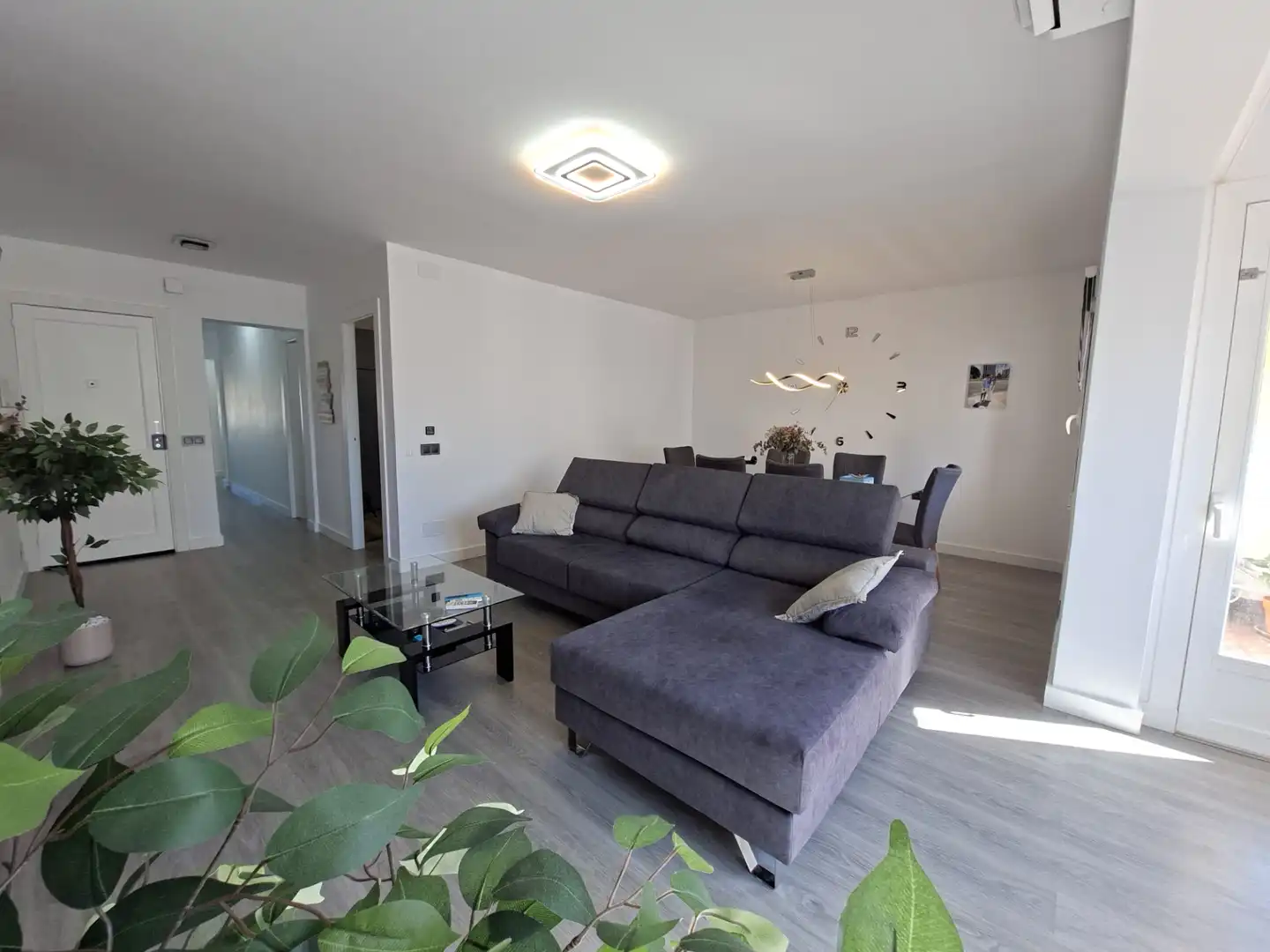 Living room of Flat for sale in Maó - Mahón  with Air Conditioner, Furnished and Balcony