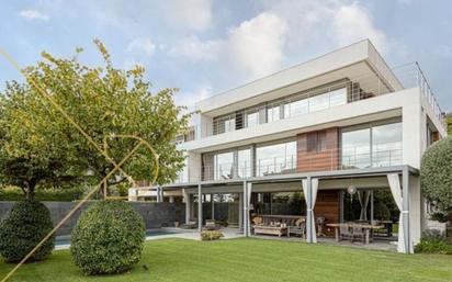 Vista exterior de Casa o xalet en venda en Esplugues de Llobregat amb Aire condicionat, Calefacció i Jardí privat