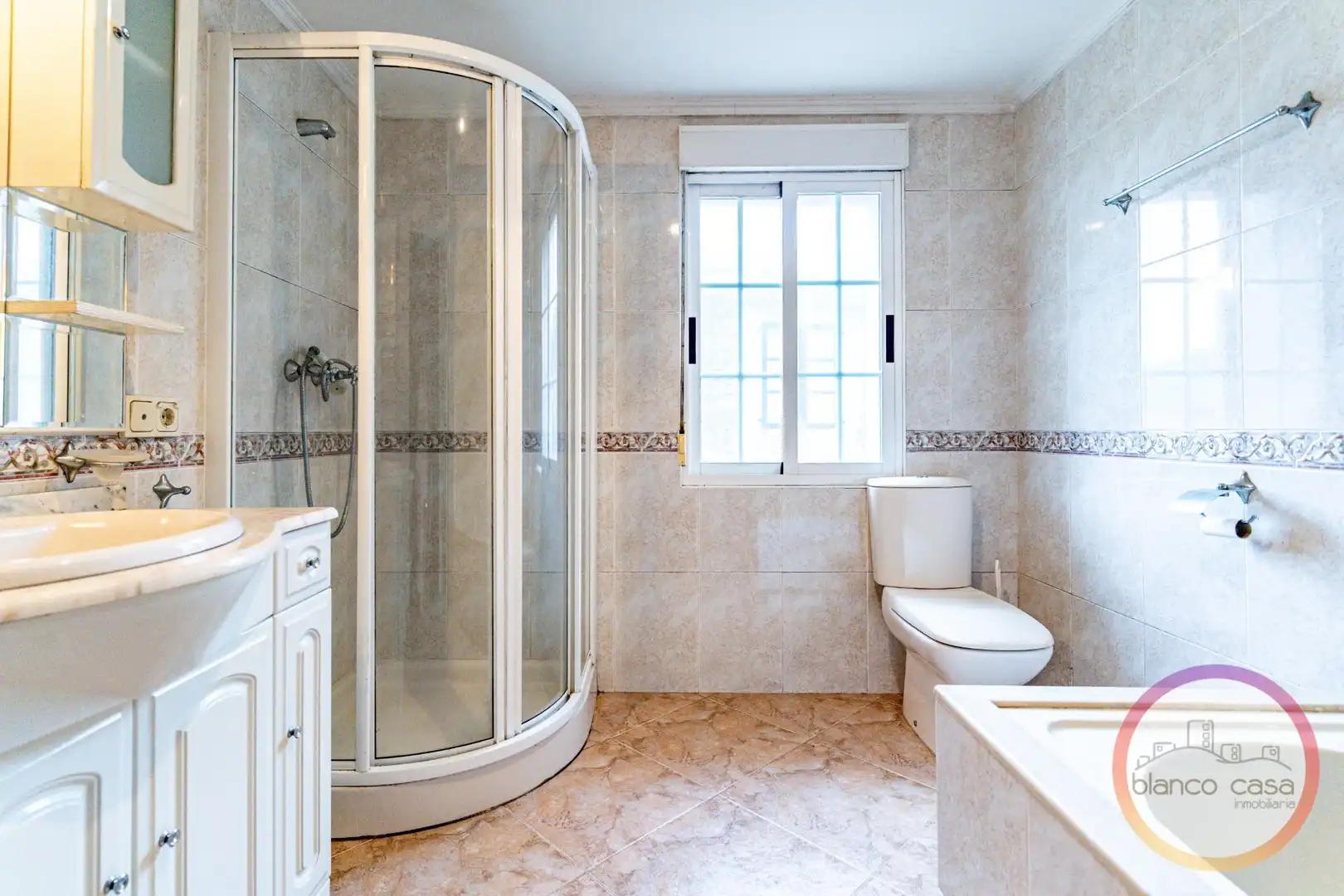 Badezimmer von Haus oder Chalet zum Verkauf in A Laracha   mit Heizung und Möbliert