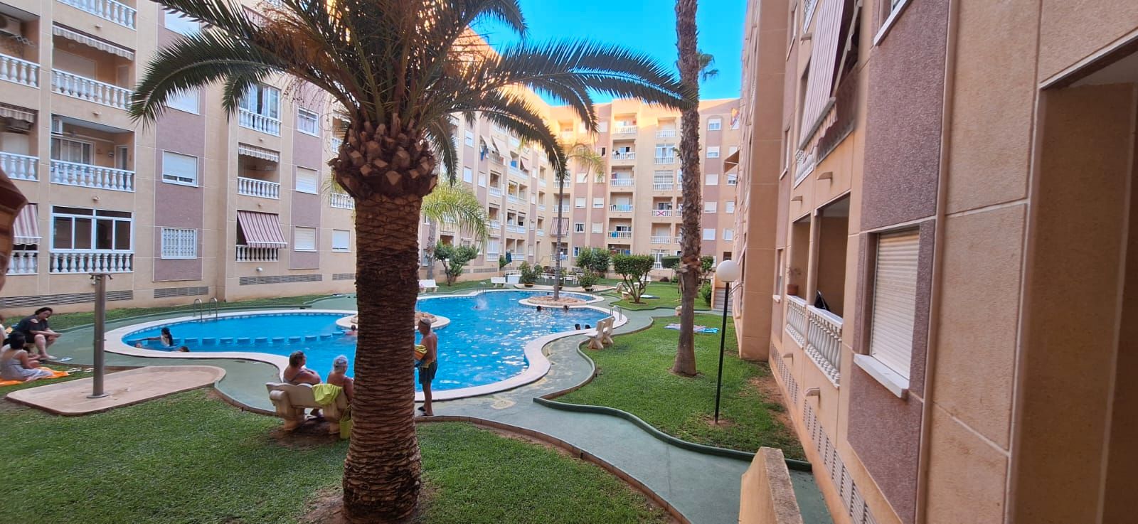 Vista exterior de Planta baixa en venda en Torrevieja amb Moblat, Alarma i Piscina comunitària