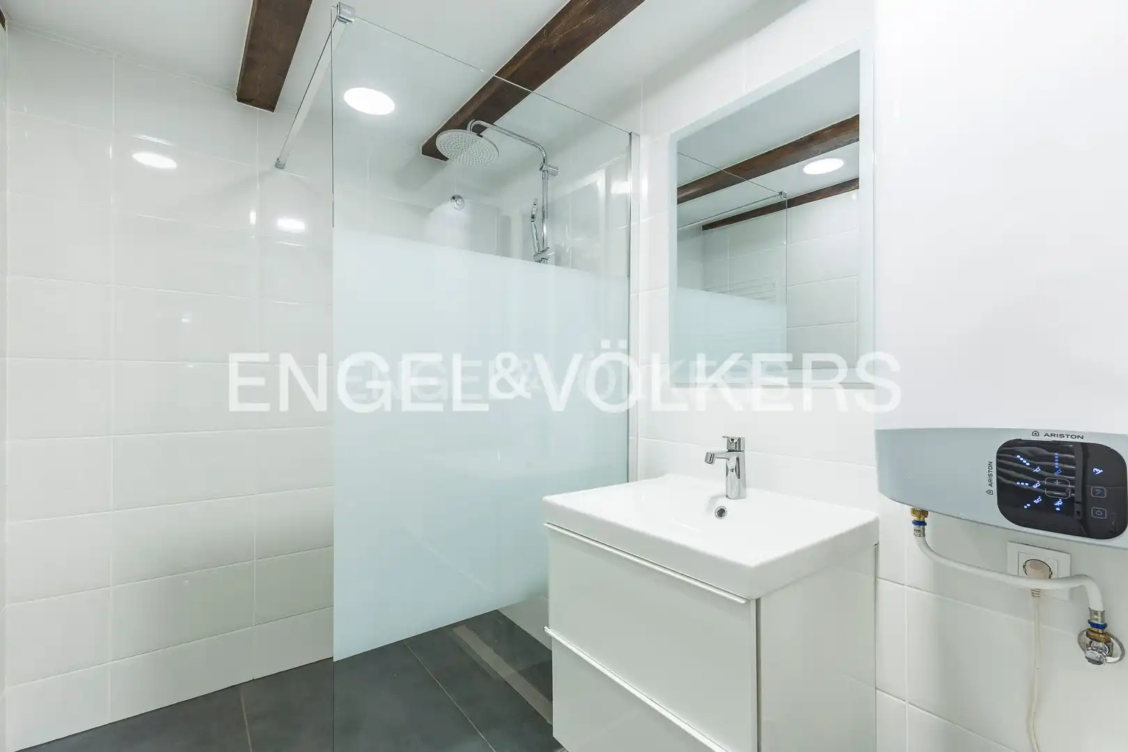Bathroom of Houses for sale in Castelldefels  with Air Conditioner, Heating and Private garden