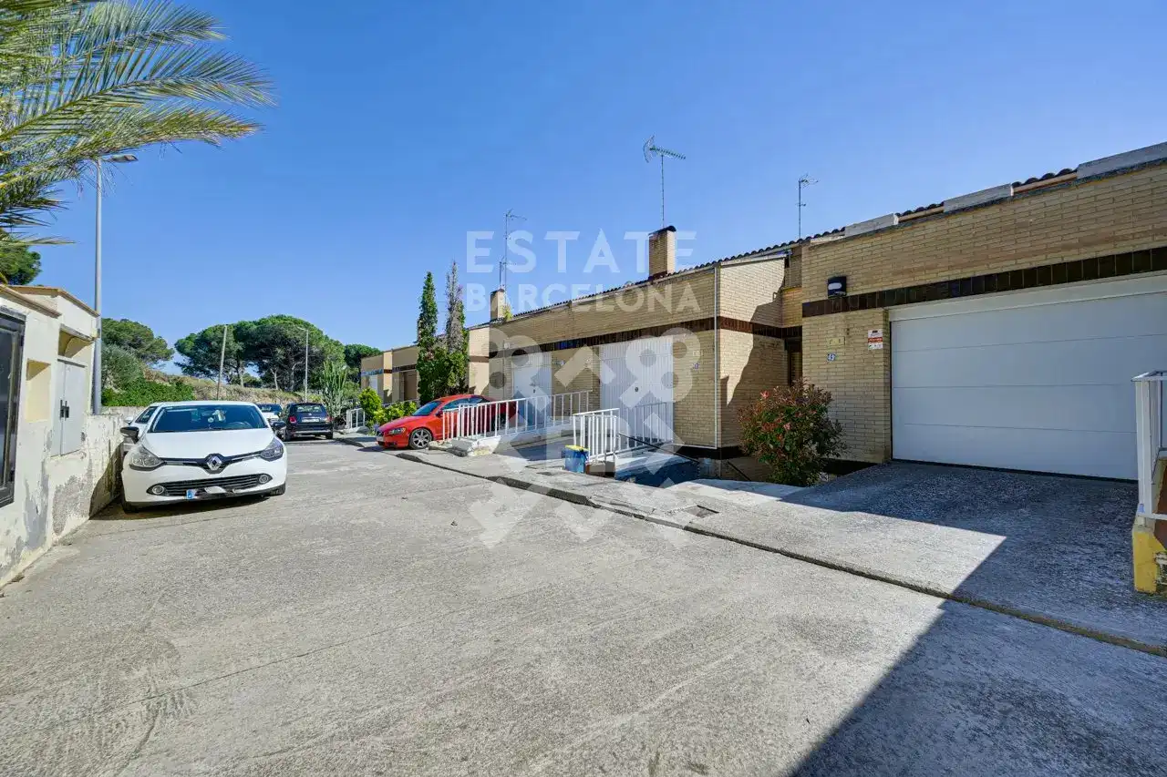 Außenansicht von Einfamilien-Reihenhaus zum Verkauf in Mataró mit Klimaanlage, Heizung und Terrasse
