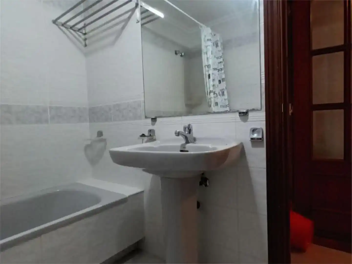 Baño de Piso de alquiler en Vigo  con Jardín privado, Parquet y Trastero