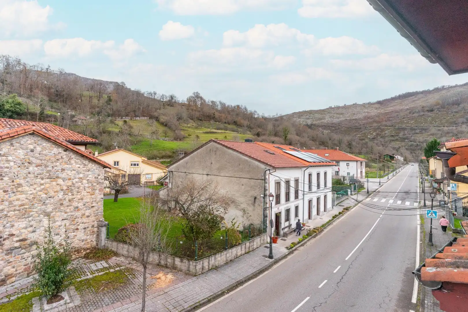 Vista exterior de Casa o xalet en venda en Sobrescobio amb Jardí privat