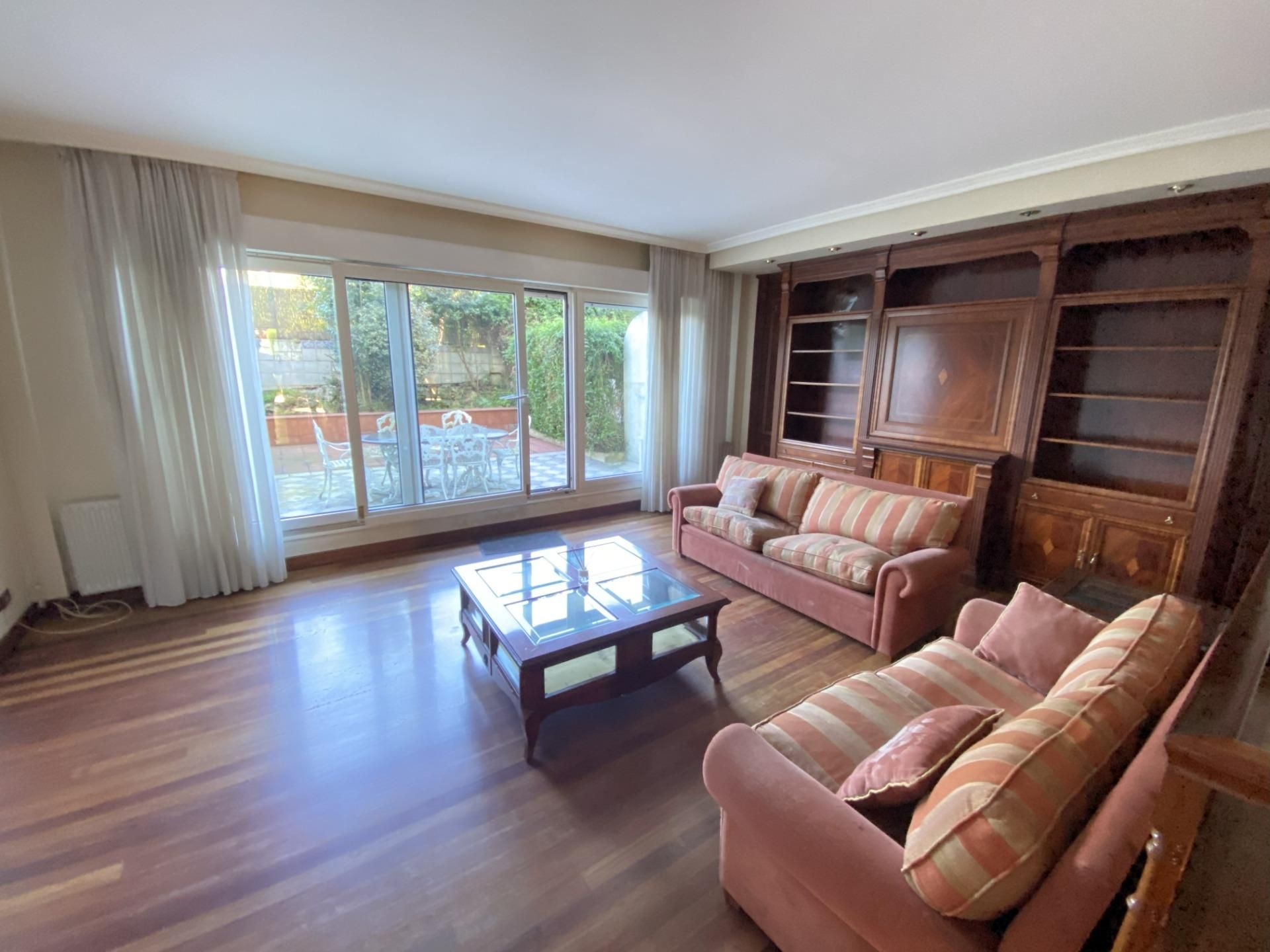 Sala d'estar de Casa adosada en venda en Loiu amb Calefacció, Jardí privat i Terrassa