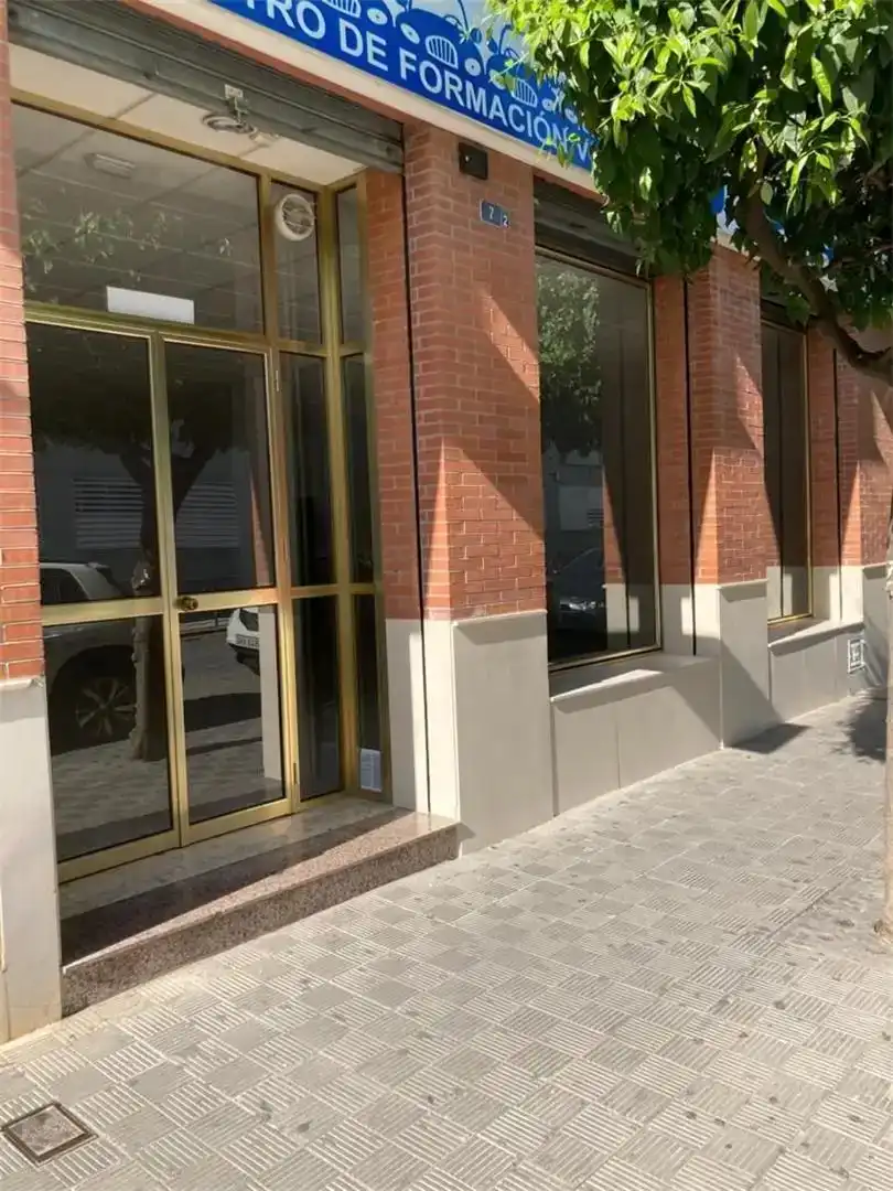 Vista exterior de Local de alquiler en Utrera Ciudad 