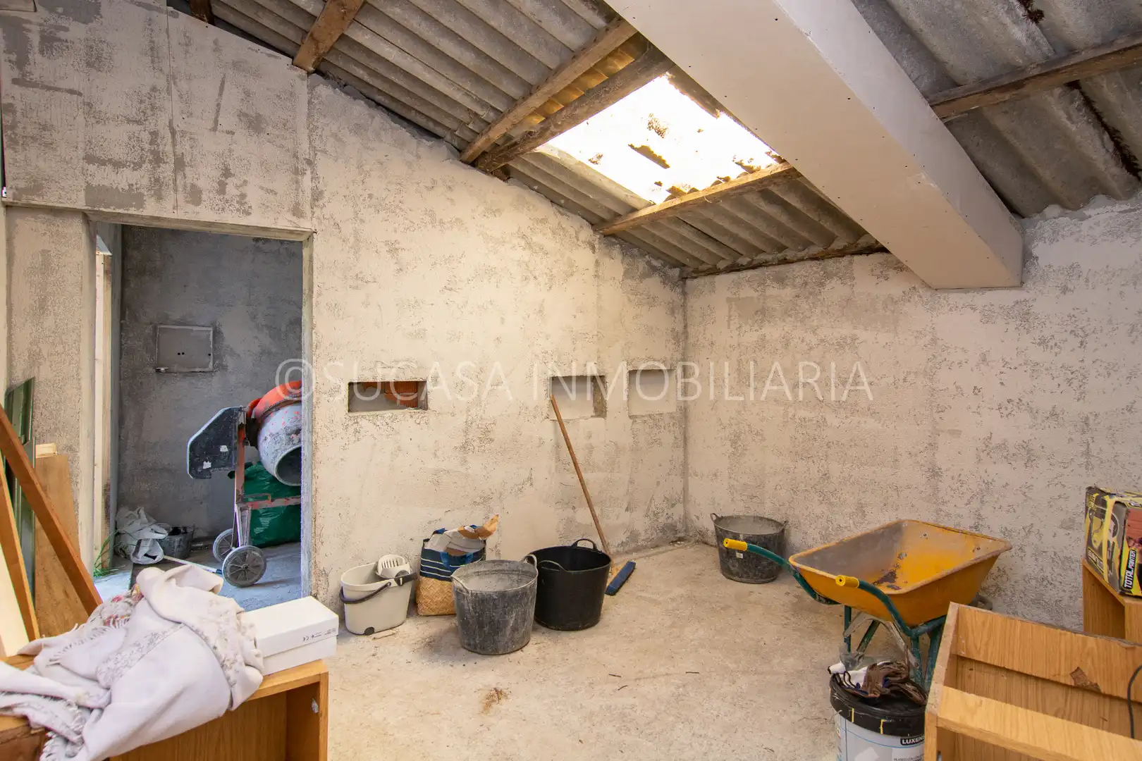 Einfamilien-Reihenhaus zum Verkauf in Carral mit Heizung, Privatgarten und Abstellraum