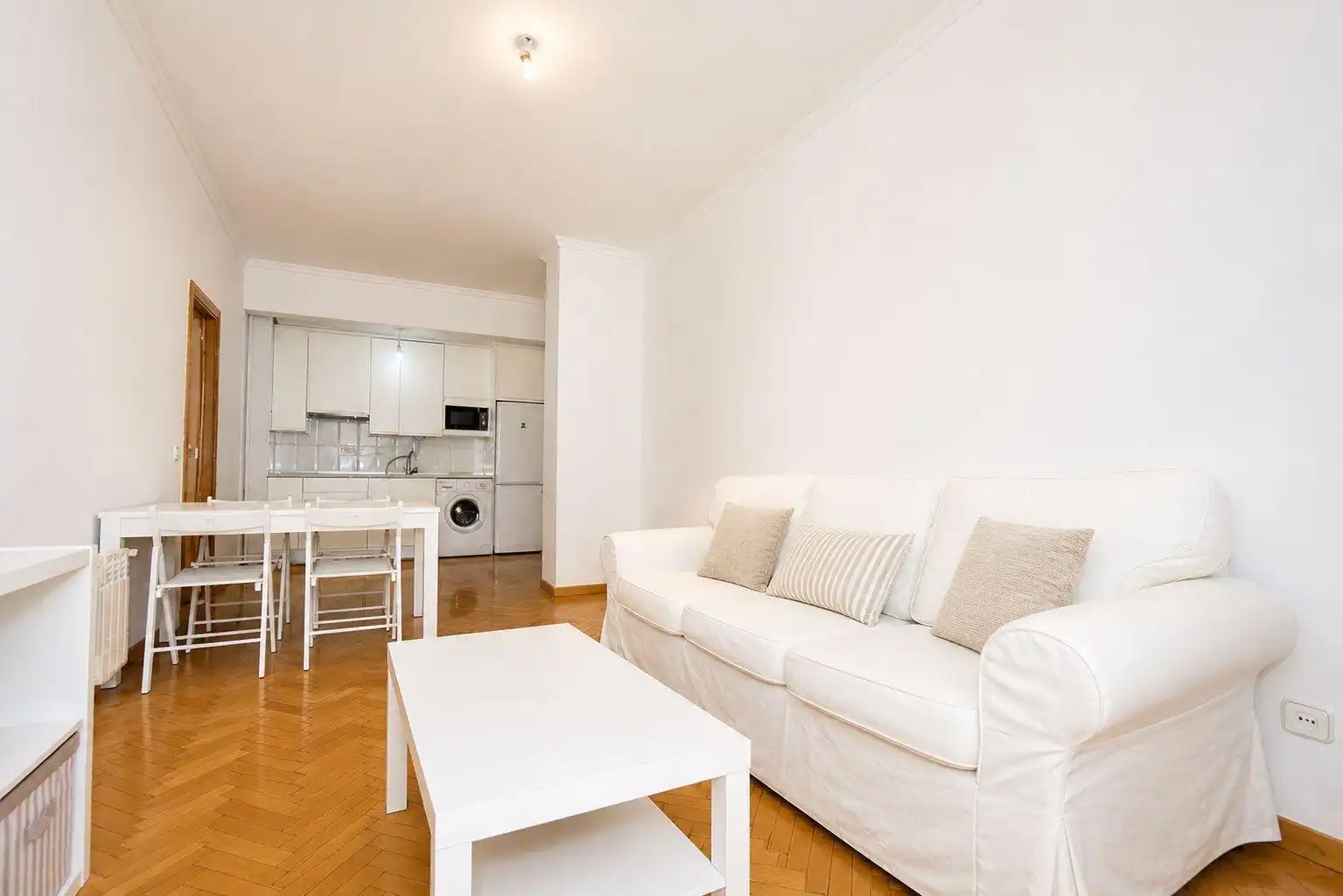 Living room of Flat for sale in Madrid  with Air Conditioner, Heating and Parquet flooring