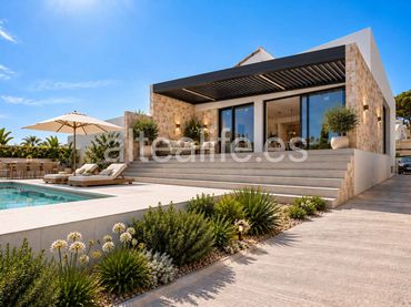 Xalet amb piscina en venda a Carrer Cap Roig