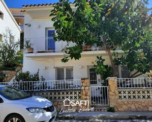 Vista exterior de Casa o xalet en venda en Llançà amb Aire condicionat, Terrassa i Piscina