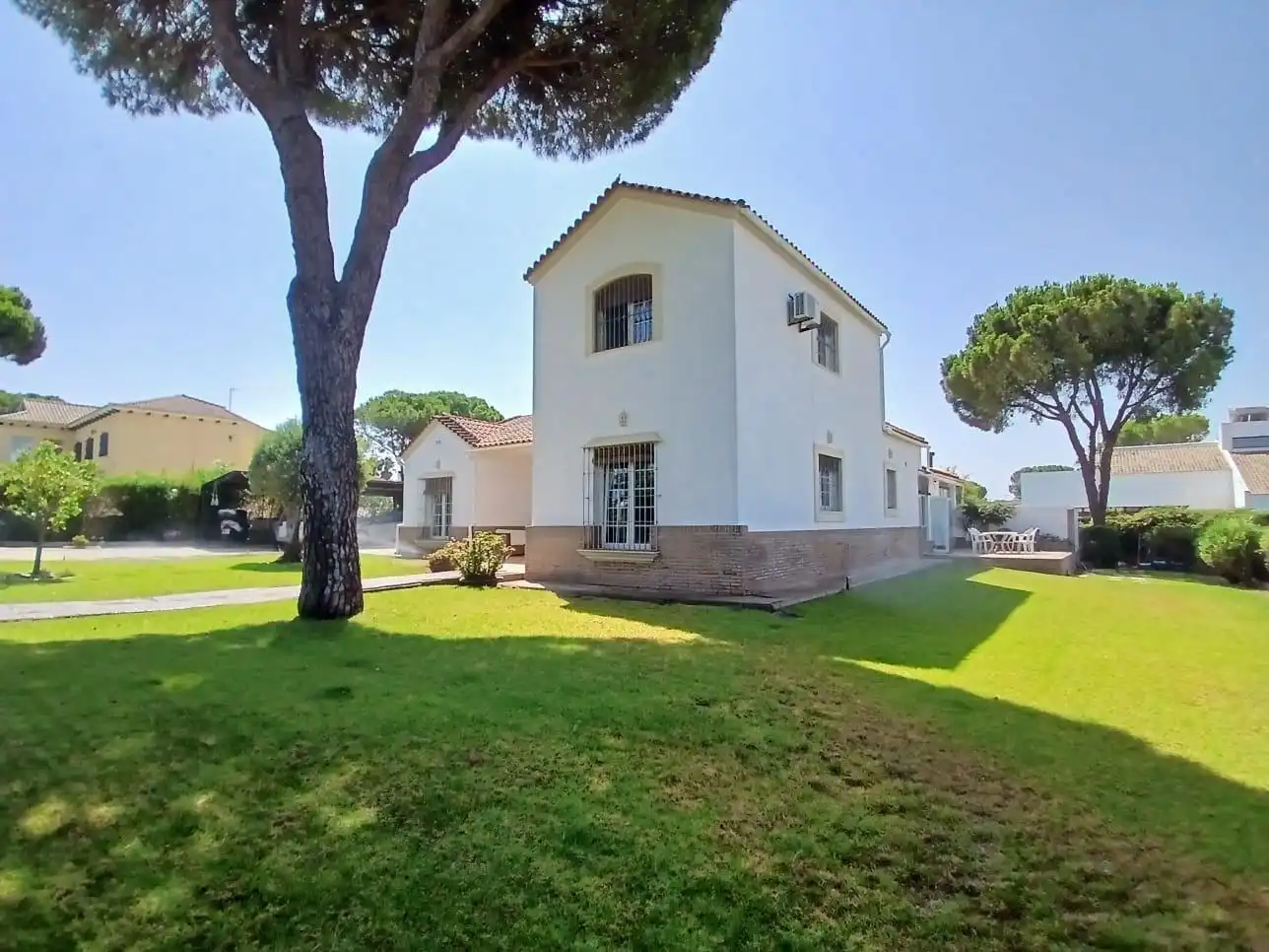 Außenansicht von Haus oder Chalet zum Verkauf in Aljaraque mit Heizung, Privatgarten und Schwimmbad