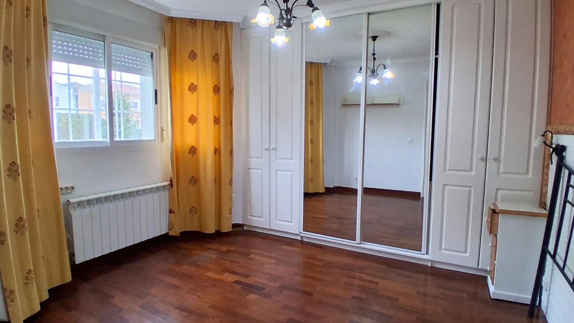 Schlafzimmer von Einfamilien-Reihenhaus zum Verkauf in Cabrerizos mit Heizung, Abstellraum und Schwimmbad