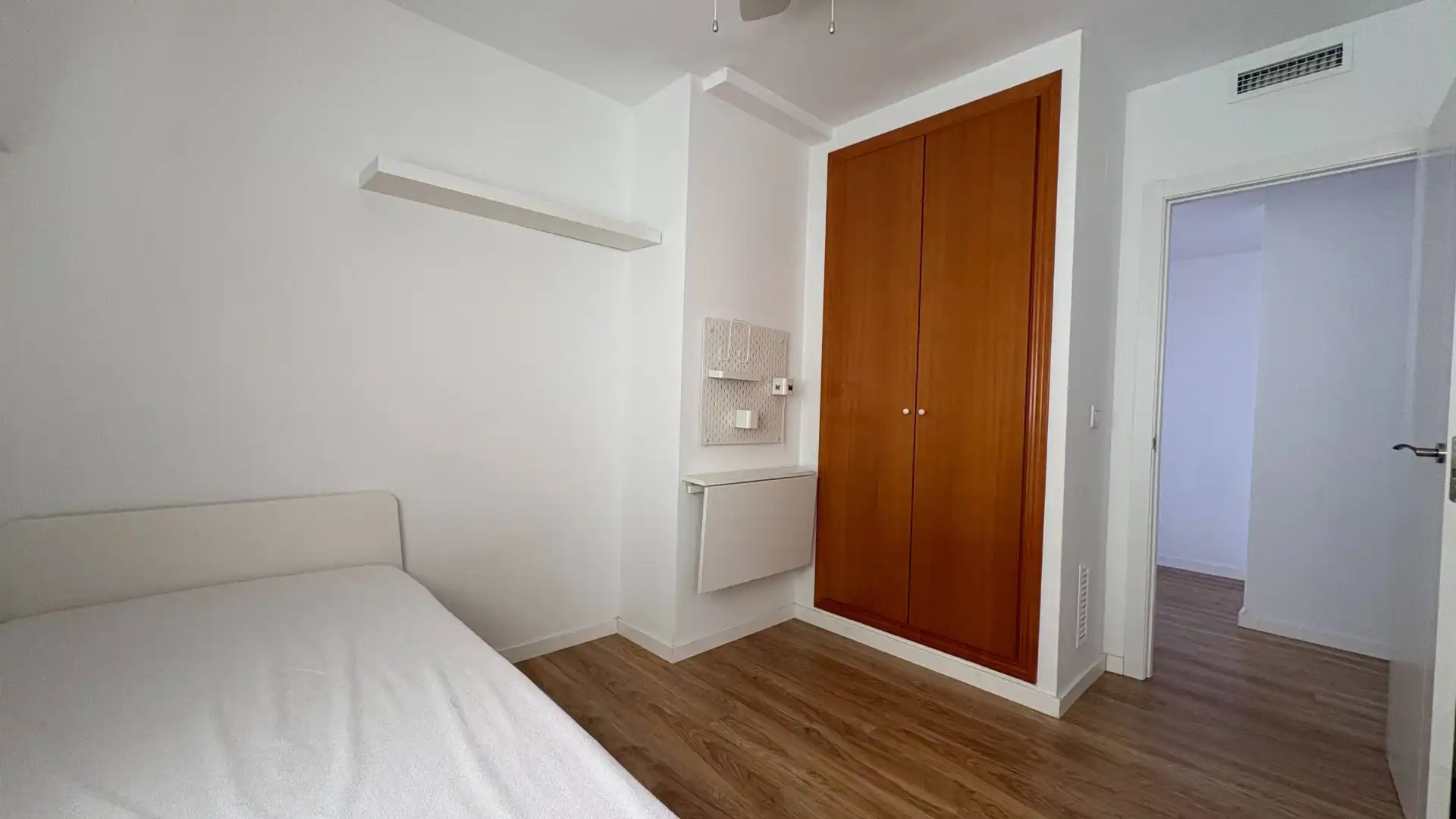 Schlafzimmer von Dachboden zur Miete in Paterna mit Klimaanlage, Heizung und Terrasse