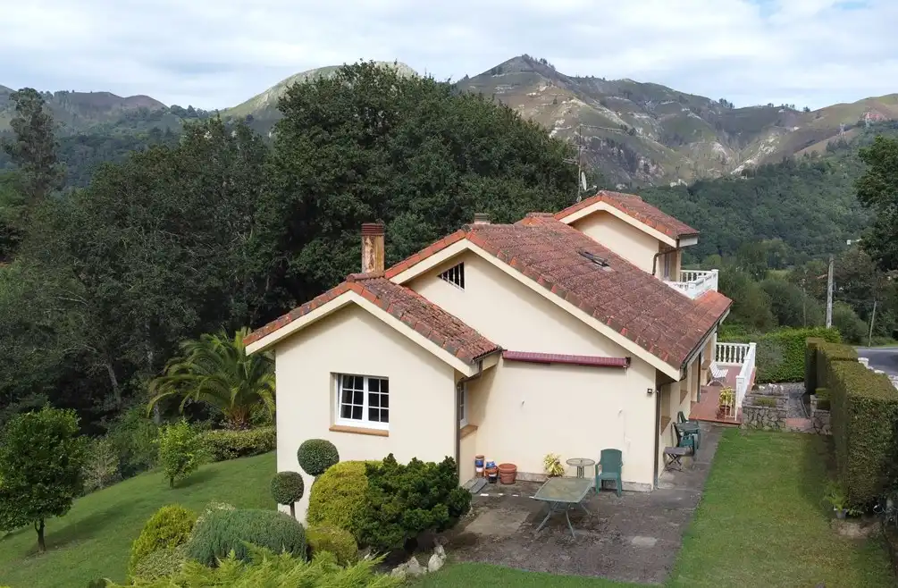 Vista exterior de Casa o chalet en venta en Parres con Piscina y Amueblado