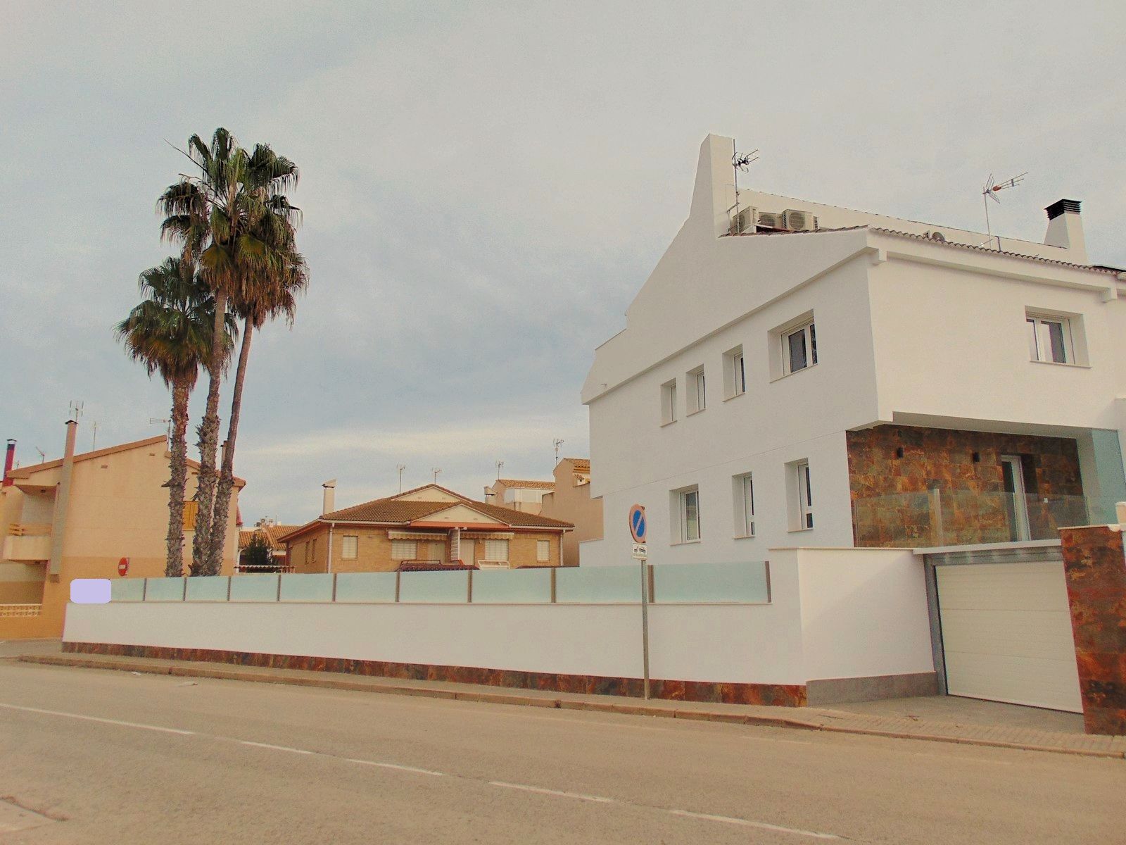 Vista exterior de Casa adosada en venda en San Pedro del Pinatar amb Aire condicionat, Calefacció i Jardí privat