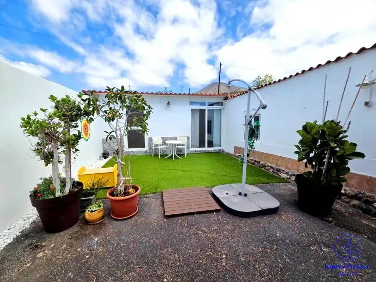 Terrassa de Finca rústica en venda en Guía de Isora amb Aire condicionat, Jardí privat i Traster