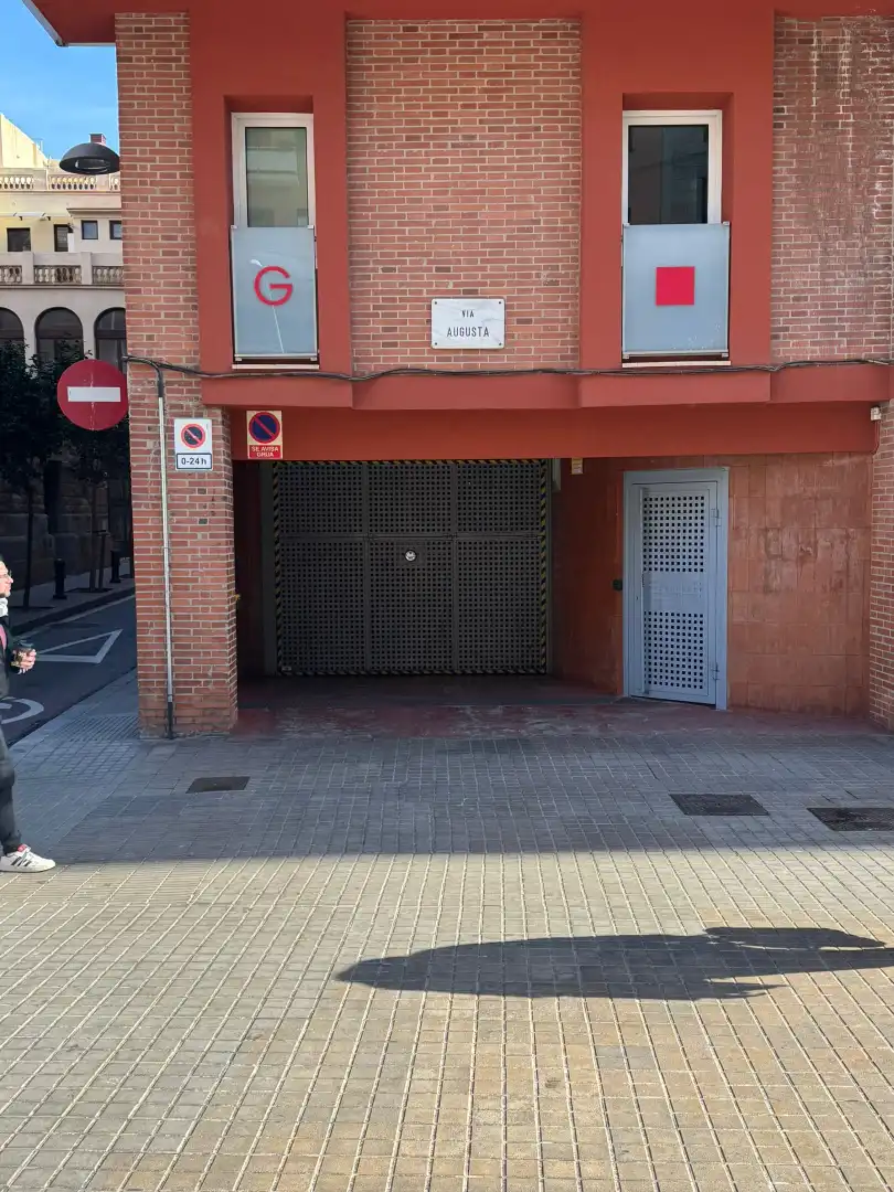 Doppelparkplatz mit Aufzug zur Miete in Via Augusta