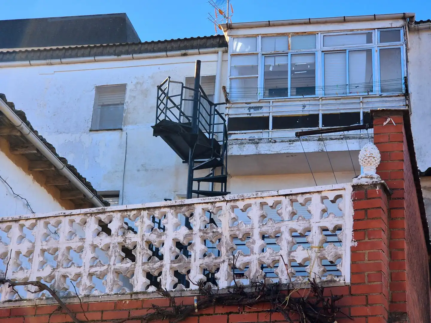 Vista exterior de Pis en venda en Almanza amb Calefacció, Terrassa i Balcó