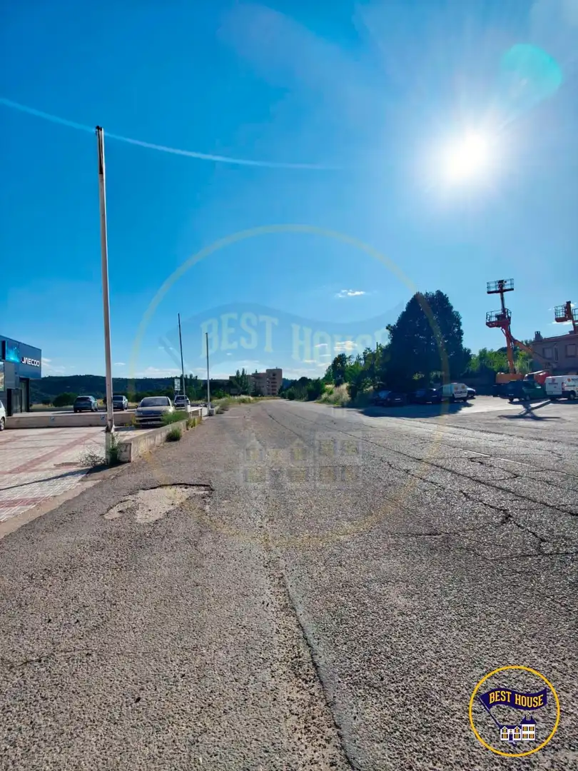 Parkplatz von Fabrikhallen zur Miete in Cuenca