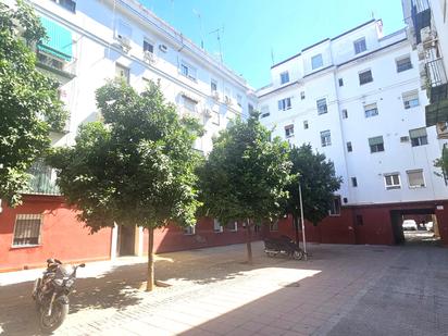 Außenansicht von Wohnung zum verkauf in  Sevilla Capital mit Klimaanlage