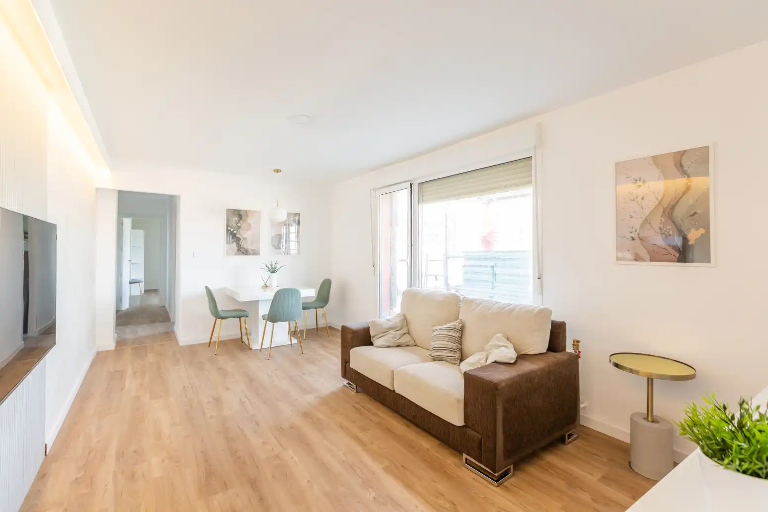 Wohnzimmer von Dachboden zur Miete in  Pamplona / Iruña mit Möbliert