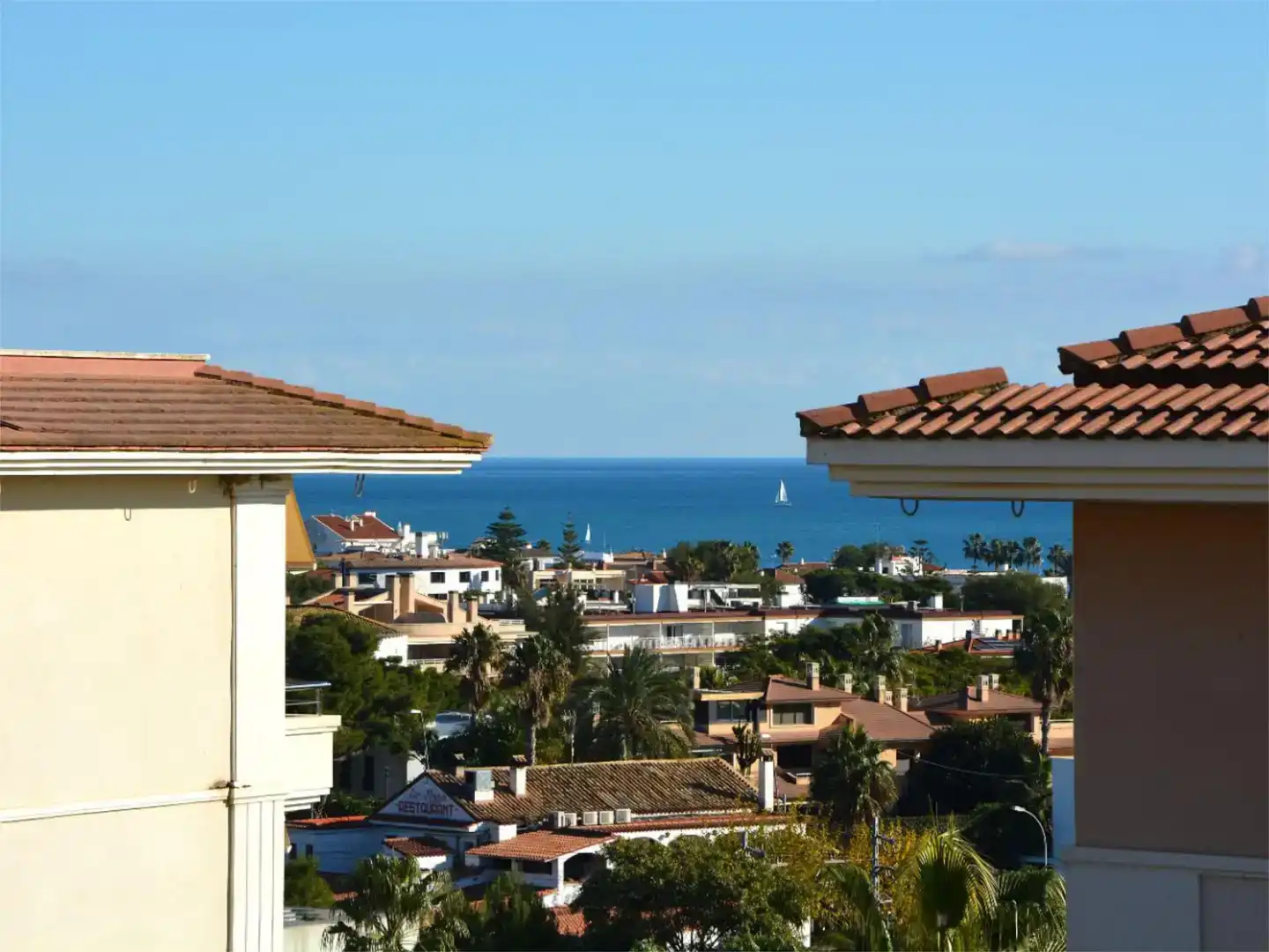 Außenansicht von Wohnung zur Miete in Sitges mit Klimaanlage, Schwimmbad und Balkon