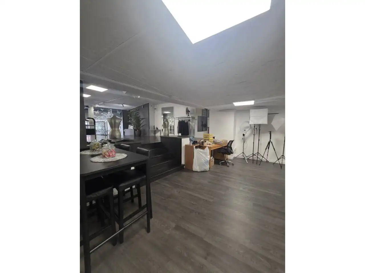 Commercial properties for rent in Manresa  with Air Conditioner and Alarm