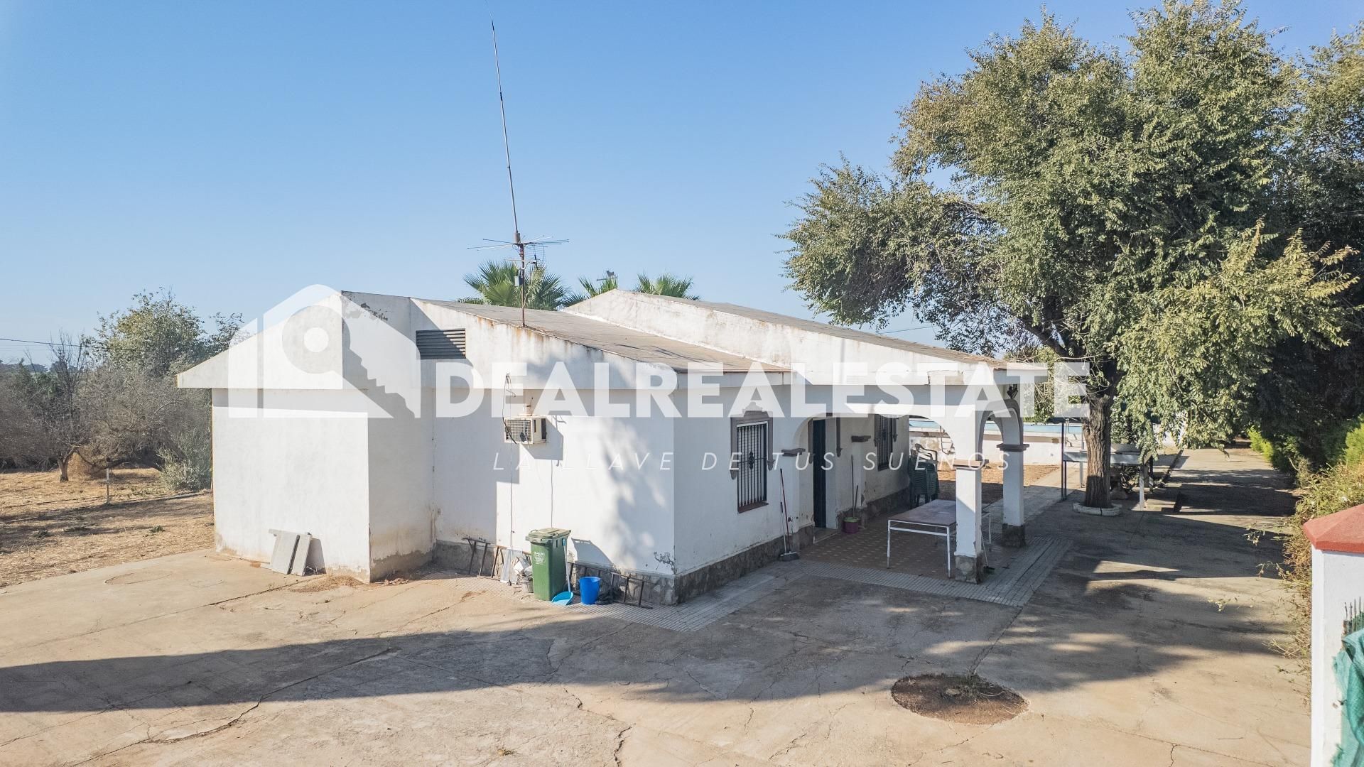 Vista exterior de Casa o xalet en venda en Carmona amb Aire condicionat, Jardí privat i Traster