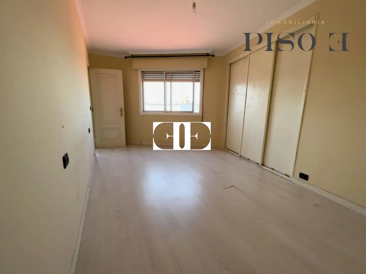 Habitación de Apartamento en venta en Vigo  con Calefacción y Trastero