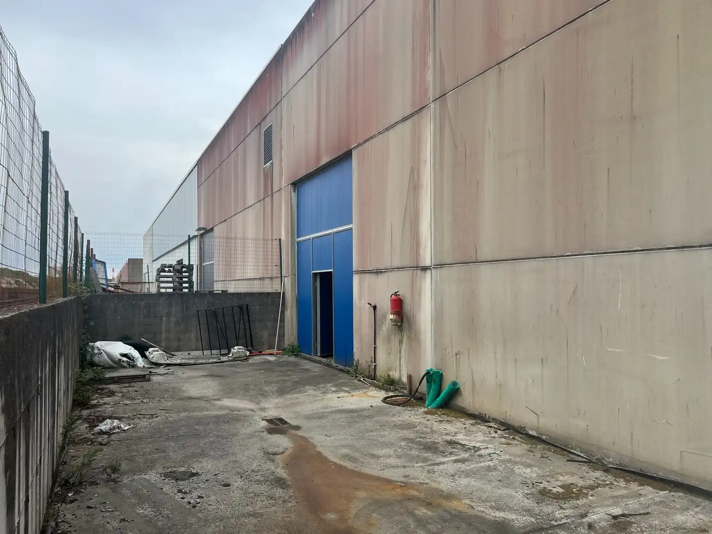 Vista exterior de Nau industrial de lloguer en Curtis