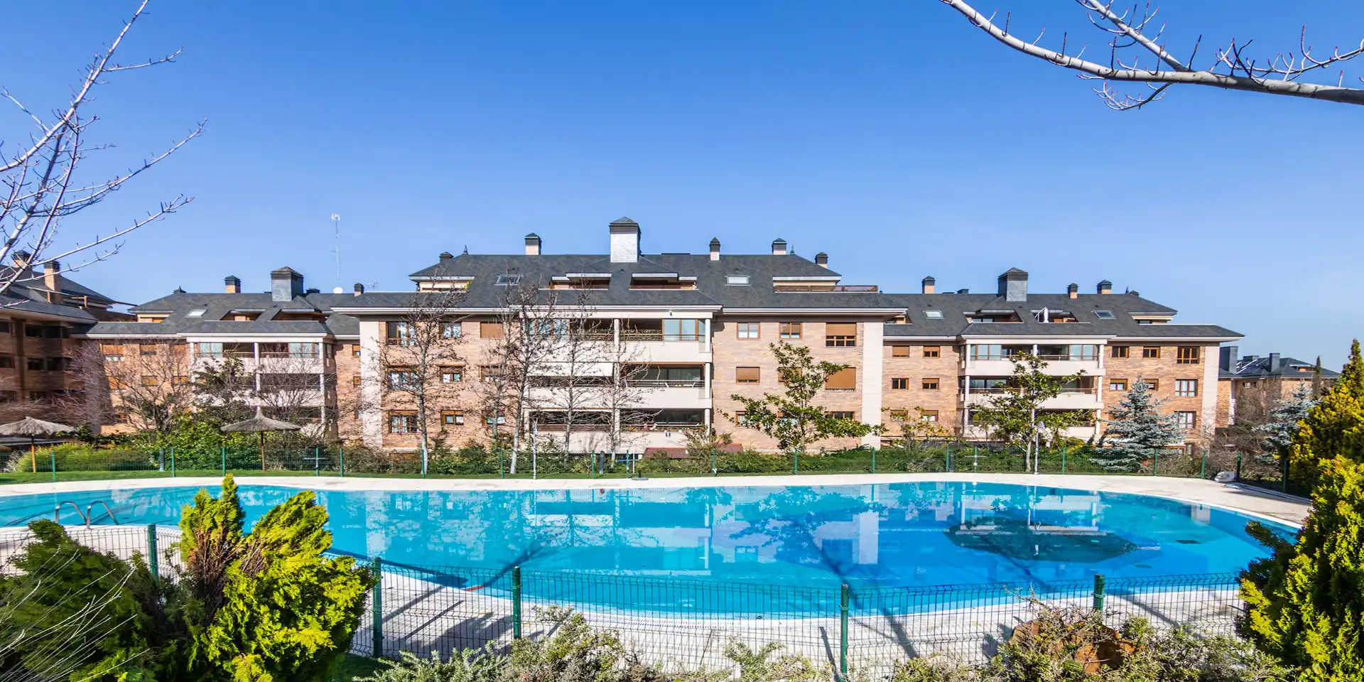 Vista exterior de Ático en venta en Majadahonda con Aire acondicionado, Calefacción y Jardín privado