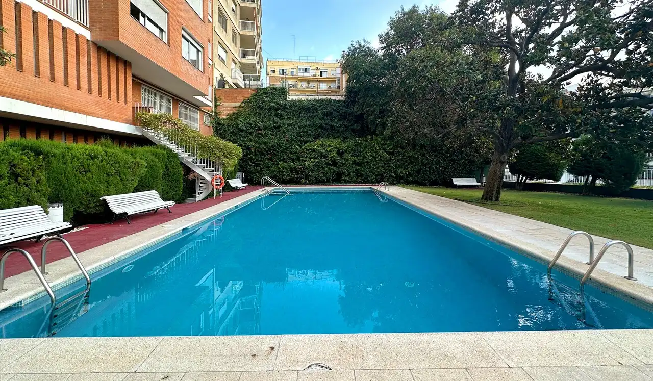Schwimmbecken von Wohnung zum Verkauf in Barcelona mit Klimaanlage und Gemeinschaftspool
