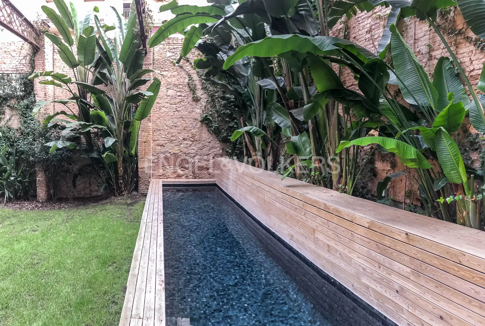 Schwimmbecken von Wohnung zum Verkauf in Barcelona mit Klimaanlage, Heizung und Privatgarten